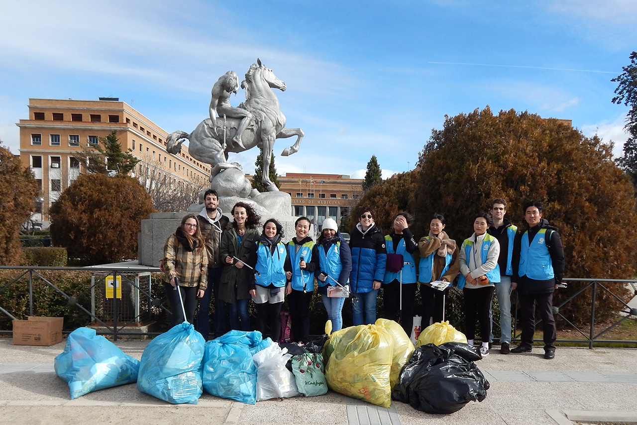 participantes de 4R Campus joven en la recogida de basura en la Universidad Complutense