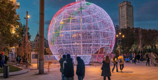 La entrada a los Jardines de Sabatini, muy cerca de Plaza de España, alberga este año la espectacular bola lumínica 3D de 12 metros de diámetro