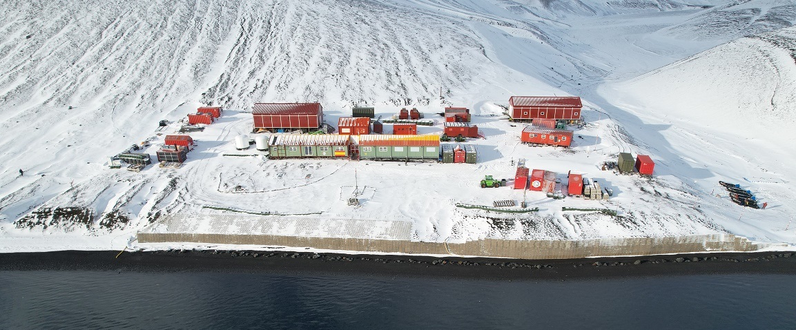 La Campaña Antártica se desarrolla anualmente en la Base Antártica Española "Gabriel de Castilla", situada en Isla Decepción.